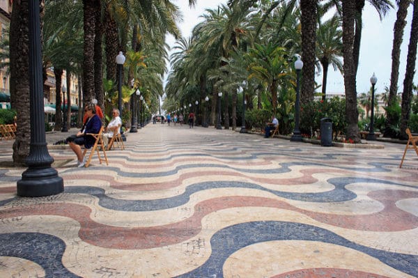Разноцветный мозаичный бульвар Эспланада в Аликанте в Испании